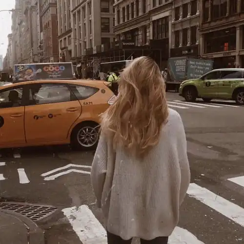 欧美头像女背着包场合