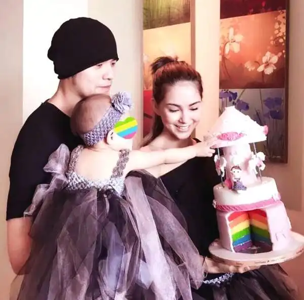 周杰伦豪宅以及儿子正面照曝光,360观景台铺满草,装修像城堡奢华
