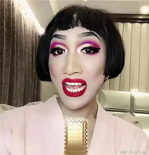 20岁男网红靠女装大火,今转型选秀形象大变,网友力挺必给双击