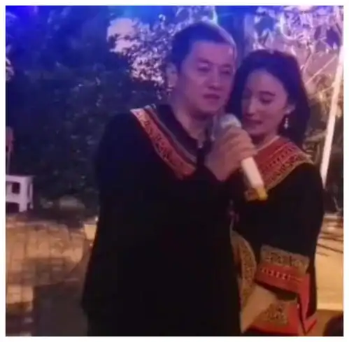 49岁李亚鹏公开示爱,90后彝族女友气质不输王菲,揭秘其真实身份
