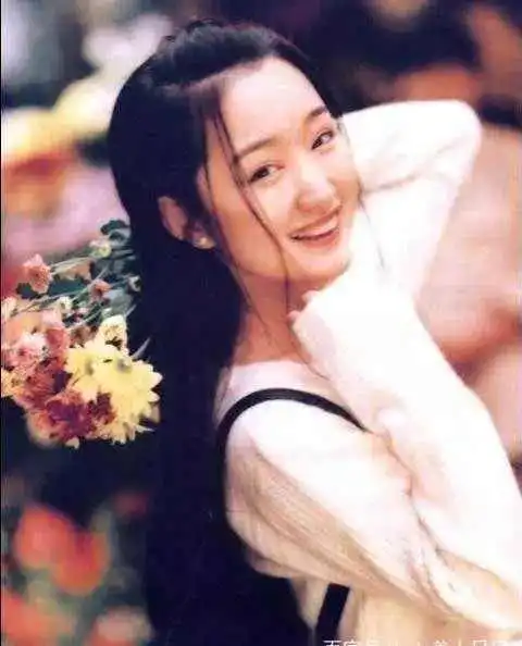 不老女神杨钰莹马尾辫碎花裙,原来18岁少女感靠这么穿而来