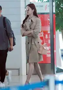刘亦菲穿西装出席活动,脸上仙气犹在,网友抓拍照暴露真相
