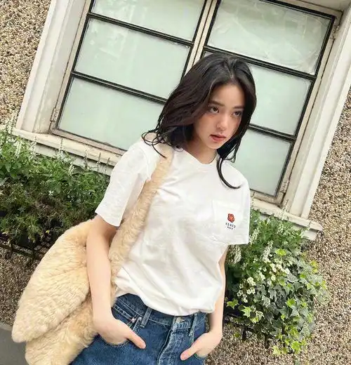 22岁欧阳娜娜真的好甜,穿休闲装出街演绎少女感,回头率超高