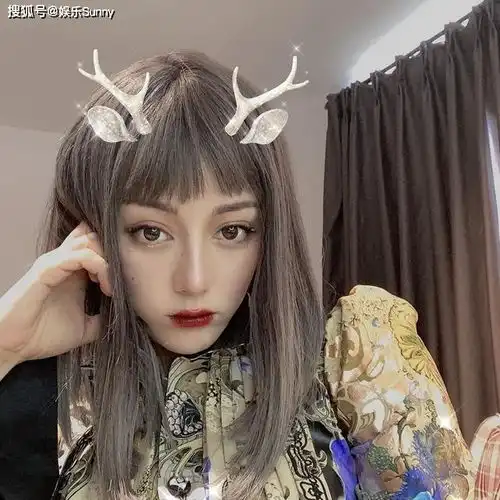 迪丽热巴晒自拍齐刘海染发似芭比娃娃大家觉得好看吗