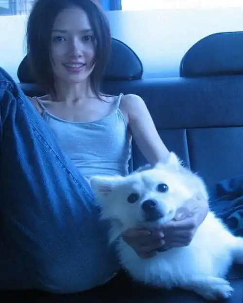 看了18岁郭碧婷的素颜旧照,终于明白,难怪向太喜欢她