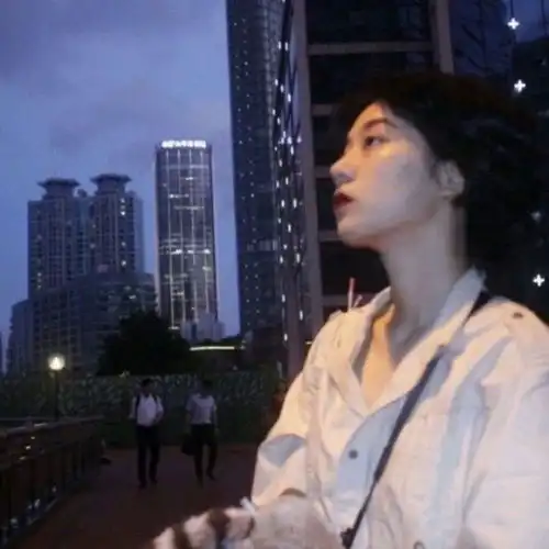 暗色玫瑰女生头像