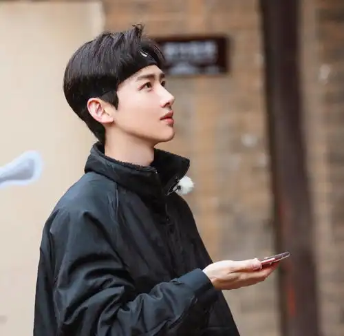 白敬亭娱乐圈最干净的高铁直男