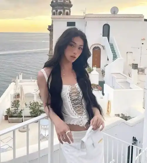 这个女子是歌星伊能静的儿子,分享自己的裙装照,引来网友们热议