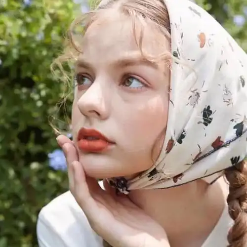 披头巾的柔情女子