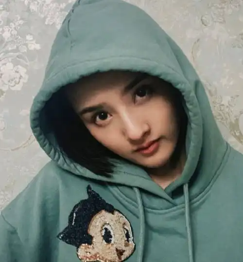 宋祖儿帮小姐姐扎马尾,看到半成品笑出鹅叫,求你放过人家吧