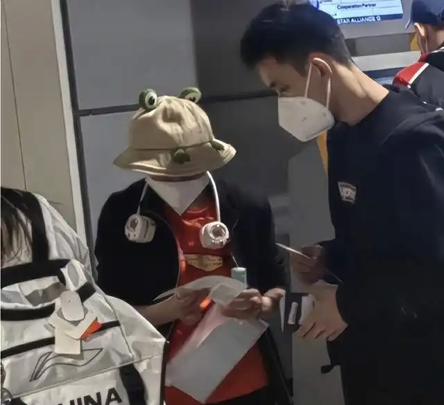 乖宝全红婵世锦赛首次适应场地训练,泳池边站得笔直听陈若琳指导