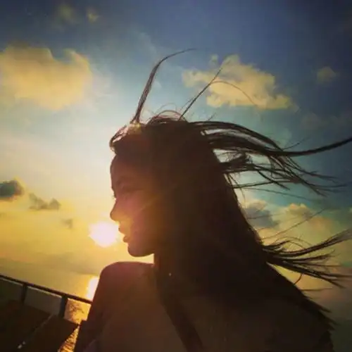 小姨给我家当了十二年保姆,我婚后劝小姨再嫁,爸送我一辆车