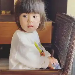 修杰楷晒两个女儿近照,咘咘抱着篮球,大眼睛撩人,萌化了健身