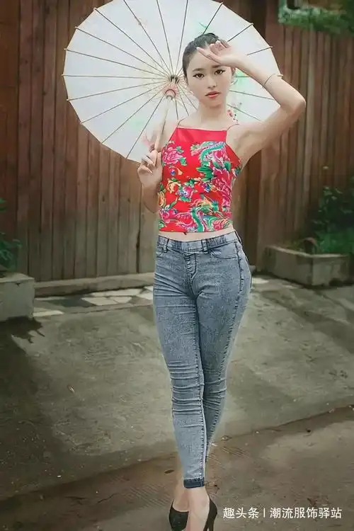 街拍牛仔裤姑娘,穿着吊带装,拿着油纸伞,像个古代美女身材