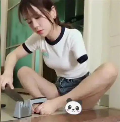90后独臂女孩身残志坚靠直播磨刀月入过万,目前还单身