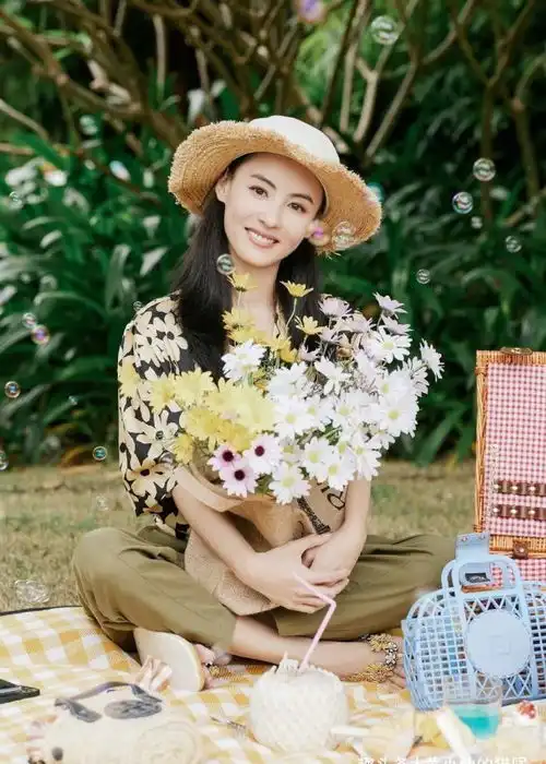 张柏芝晒春游照,穿碎花衬衫配草帽好少女,笑容甜美气质优雅