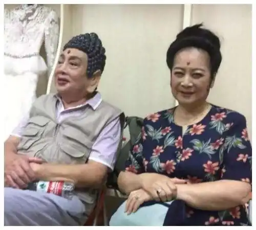 如来佛朱龙广拍摄时被当成真佛跪拜,佛牌上头像也是自己