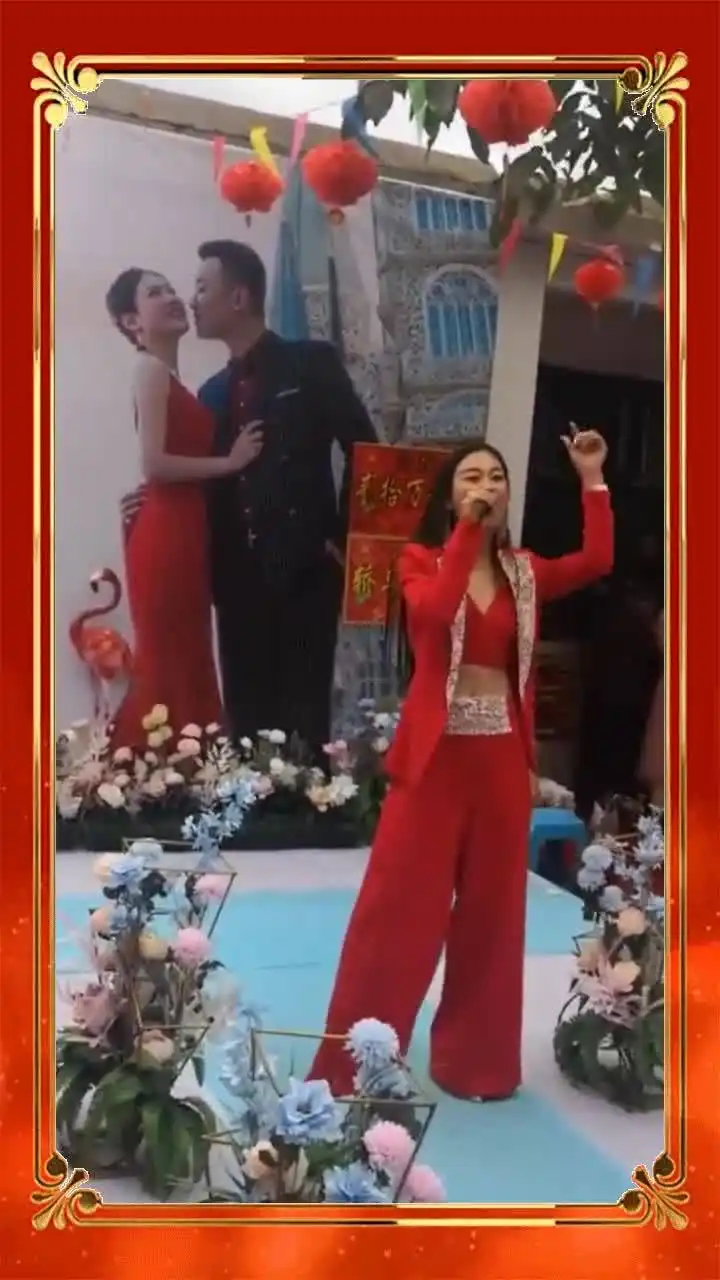 农村婚礼现场,美女唱得比自己结婚都嗨后边海报上的字亮了