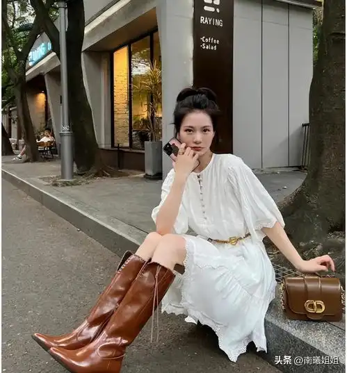 怪不得女人都不穿阔腿裤了,今年流行裙子配靴子,特时髦洋气