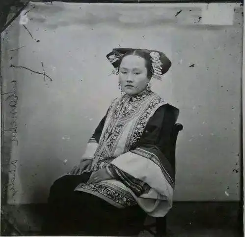 法国摄影师镜头下的晚清满族女子,穿扮精致,图九新娘眼神忧郁