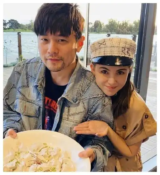 昆凌晒儿女正脸照,五岁女儿长相像妈妈,三岁儿子的发色抢镜了