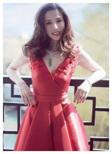 不老女神李若彤近照一袭v领红裙十分唯美,小龙女气质今犹在