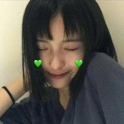 妹子,你俩是第一次坐小木筏吧,快别嘚瑟了,小心掉水里