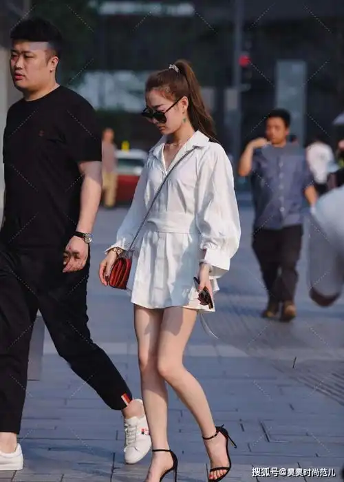 气质女孩爱穿裙子,春日一身简约白色衬衫裙搭配,简单大方显气质