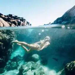 清洁工辞职周游世界,美女相伴,靠秀恩爱年入百万