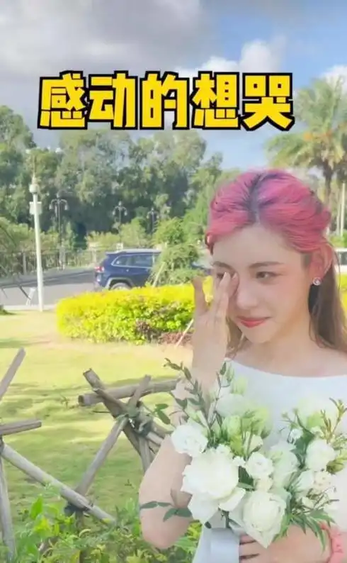 千万级美女网红参加男粉丝婚礼,当伴娘出尽风头新娘现场太尴尬