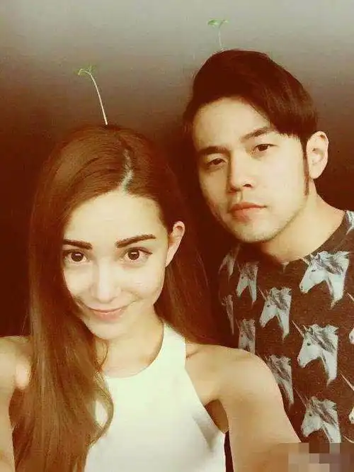 周杰伦社交软件晒昆凌荡秋千视频,配乐让网友感叹