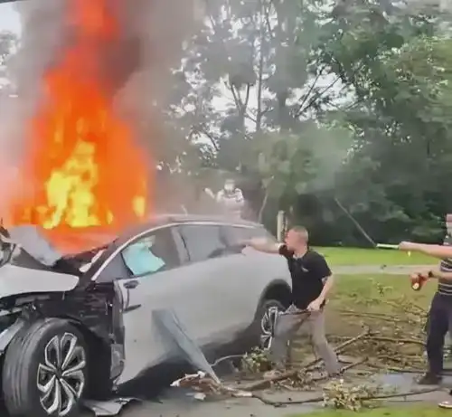 成都电车着火后续遇难司机是女副局长,人很漂亮,车价值60万