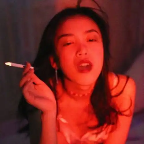 黑白老男人叼烟头像