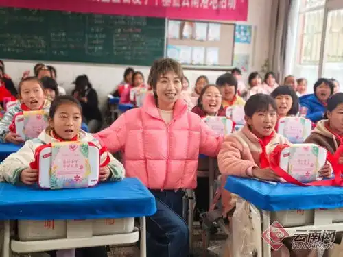 女生加油计划项目落地宣威靖外明德小学脱口秀演员小鹿助力家乡女童成长