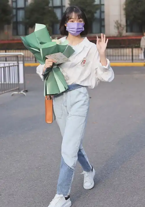 段奥娟的私服好随意,白衬衫配牛仔裤简约休闲,邻家女孩的美