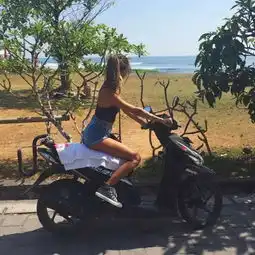 25岁美女辞职壕游世界,年入100000,靠的竟然是