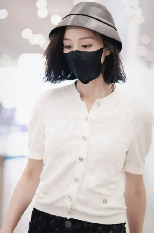 张钧甯机场造型惊艳搭配超精致女神范十足