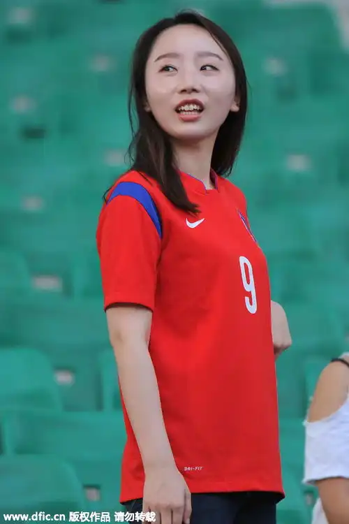 日本美女球迷抢镜东亚杯韩日大战看台争艳