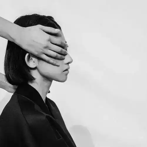 女人伤感黑白背影头像伤