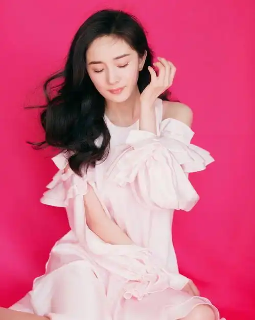 杨幂离婚后变嫩了,穿粉裙好甜美,留了波浪卷更具女人味