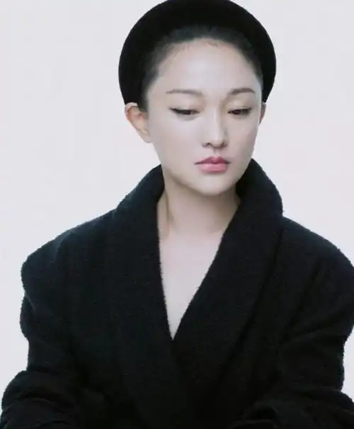 周迅大片太有感觉了,化身高冷女神,不对称眼妆真前卫