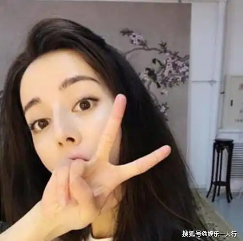 带你参观迪丽热巴的豪宅,衣帽间全是名牌衣服,太让人羡慕了吧