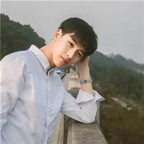 女生头像阳光干净正面白