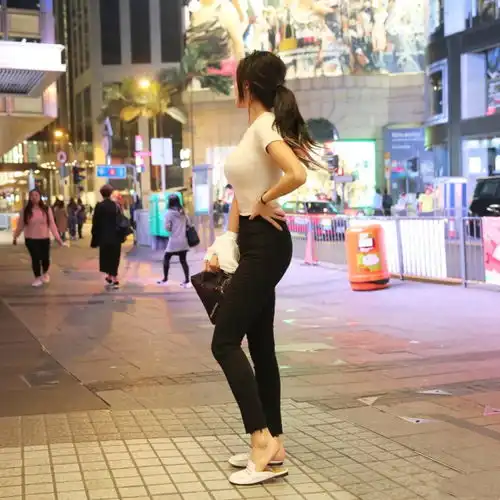 街拍小姐姐的身材走在大街上,不得让人多看几眼