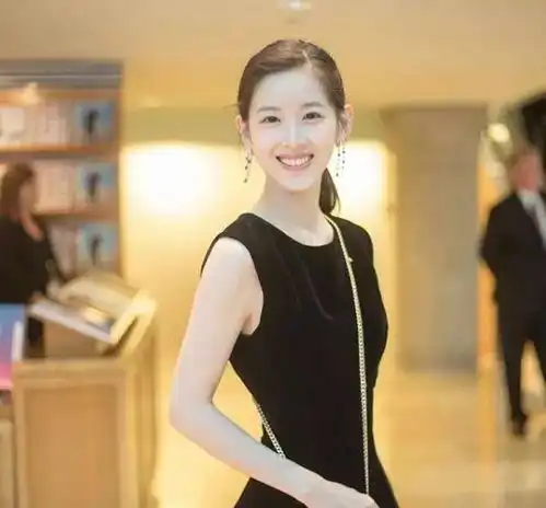 刘强东夫妇聚餐被偶遇章泽天脸小肤白好少女,一顿饭被曝吃两万