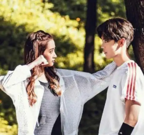 鹿晗与女友关晓彤戴情侣围巾狂发糖网友甜蜜暴击