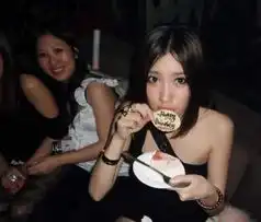 富二代奔驰女再红网络自曝奢靡生活照