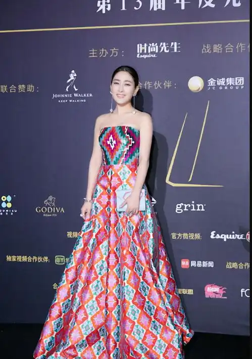 马苏终于惊艳了一回,穿印花抹胸裙配中分盘发,气质也变高级了
