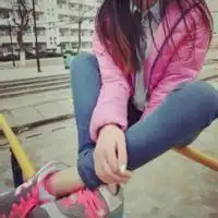 盘腿的女生头像不带字霸气女生盘腿坐头像