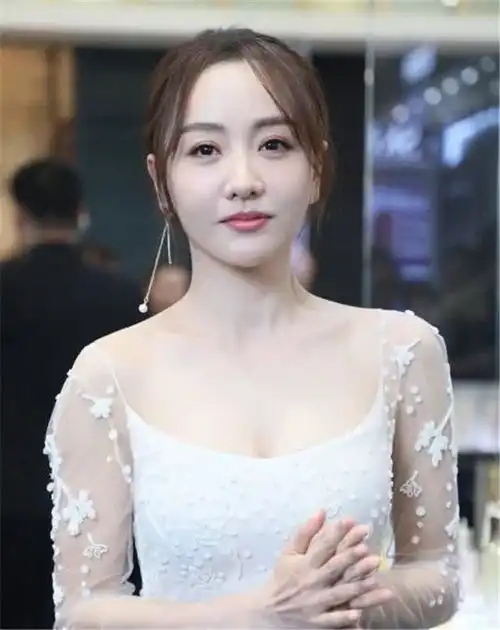 娱乐圈的天才少女,16岁就上了大学,出道24年不火